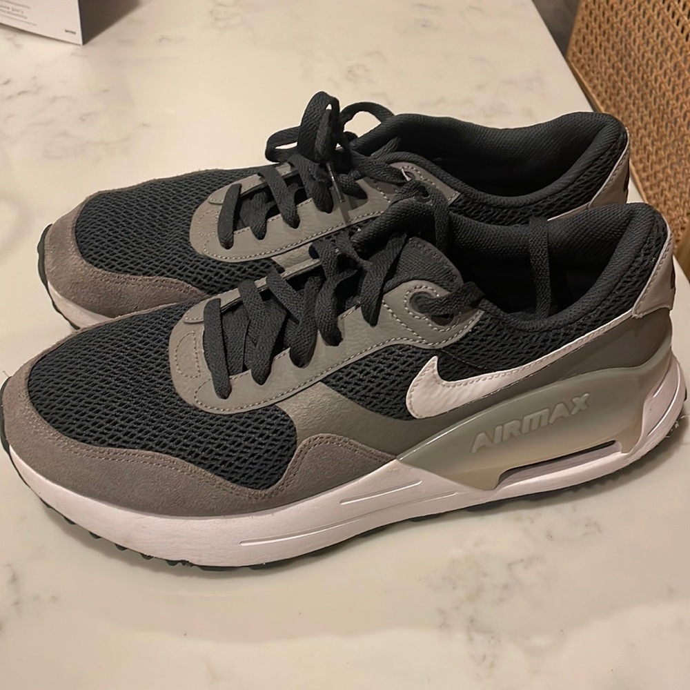 Men’s Nike Airmax size 11.5- worn twice like new